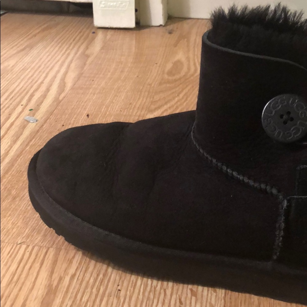 Black short Uggs